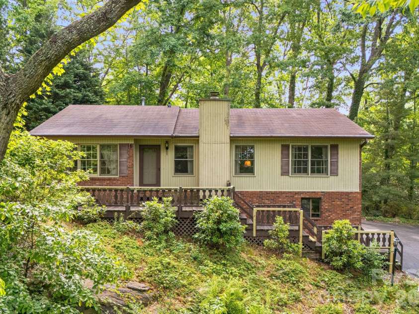 636 Goldview Drive, Hendersonville, NC 28791.  MLS# CAR4421812, YatesRealty ID 28699. 
