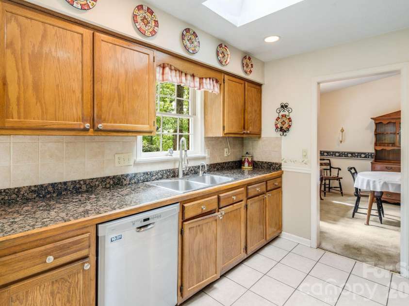 636 Goldview Drive, Hendersonville, NC 28791.  MLS# CAR4421812, YatesRealty ID 28699. 