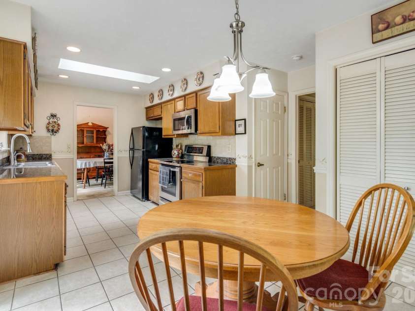 636 Goldview Drive, Hendersonville, NC 28791.  MLS# CAR4421812, YatesRealty ID 28699. 