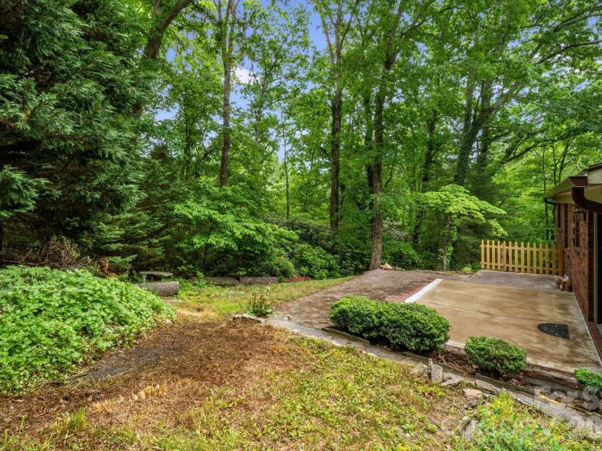 636 Goldview Drive, Hendersonville, NC 28791.  MLS# CAR4421812, YatesRealty ID 28699. 