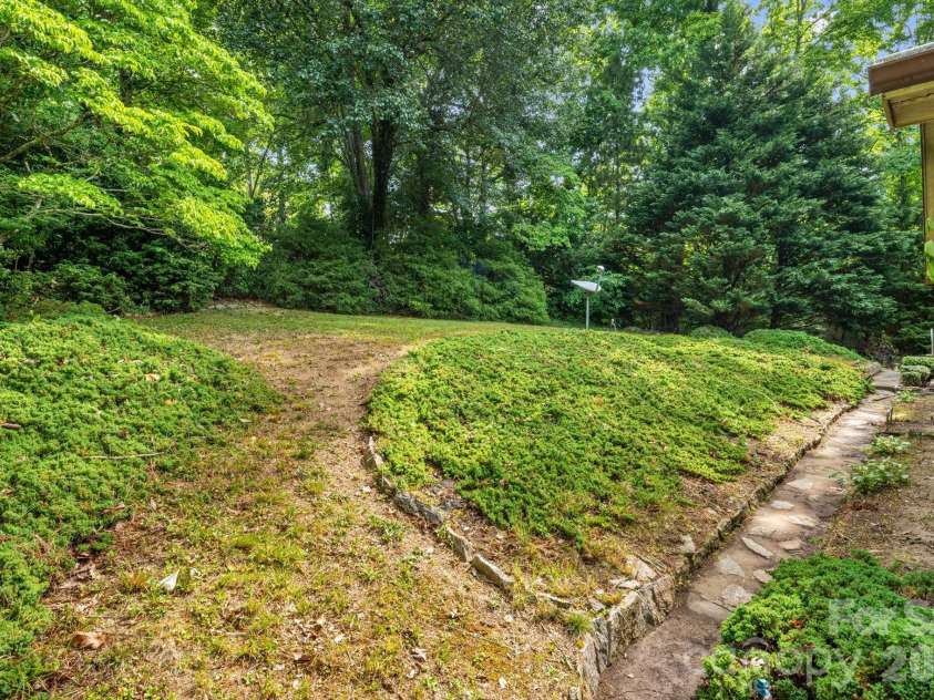 636 Goldview Drive, Hendersonville, NC 28791.  MLS# CAR4421812, YatesRealty ID 28699. 