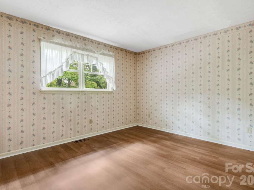 636 Goldview Drive, Hendersonville, NC 28791.  MLS# CAR4421812, YatesRealty ID 28699. Bedroom