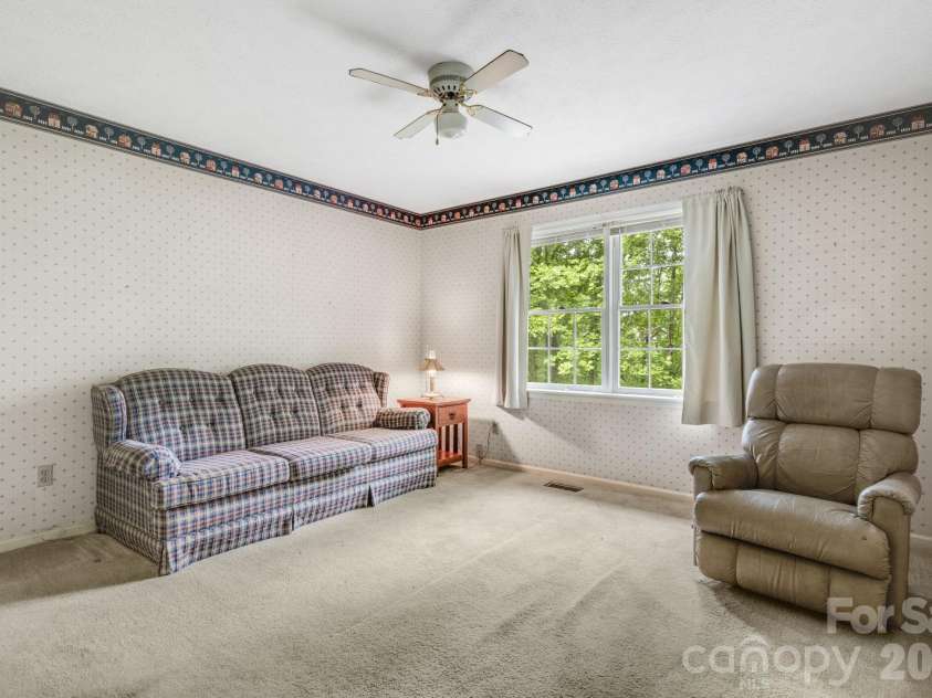 636 Goldview Drive, Hendersonville, NC 28791.  MLS# CAR4421812, YatesRealty ID 28699. Bedroom