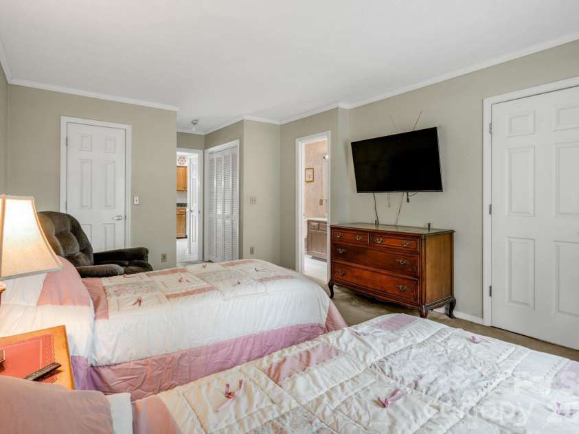 636 Goldview Drive, Hendersonville, NC 28791.  MLS# CAR4421812, YatesRealty ID 28699. Primary Bedroom