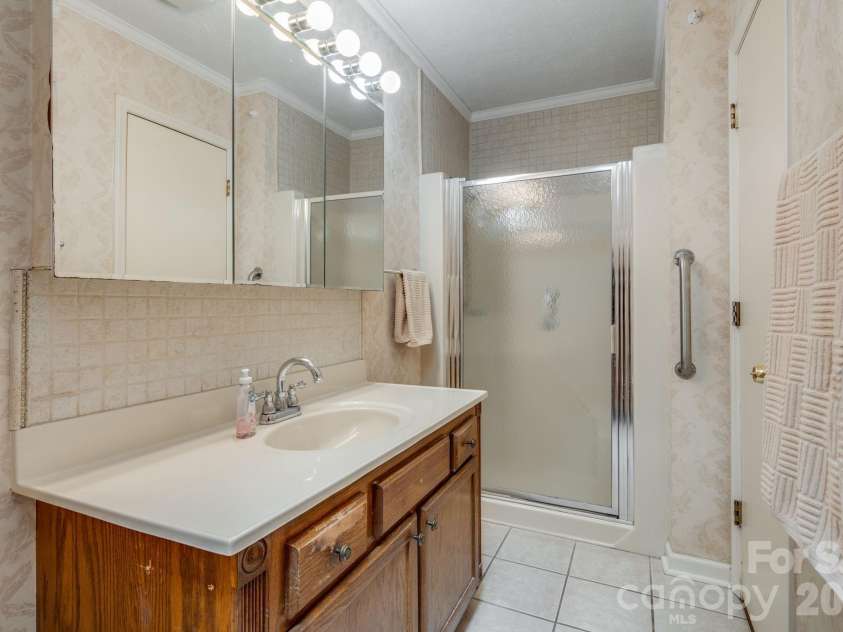 636 Goldview Drive, Hendersonville, NC 28791.  MLS# CAR4421812, YatesRealty ID 28699. Secondary Bathroom