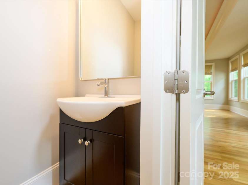 7324 Leharne Drive, Charlotte, NC 28270.  MLS# CAR4253021, YatesRealty ID 287. Half Bath