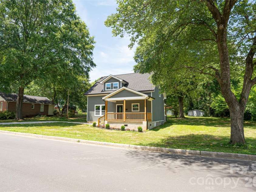 209 East Dixon Street, Lincolnton, NC 28092.  MLS# CAR4390313, YatesRealty ID 28700. 