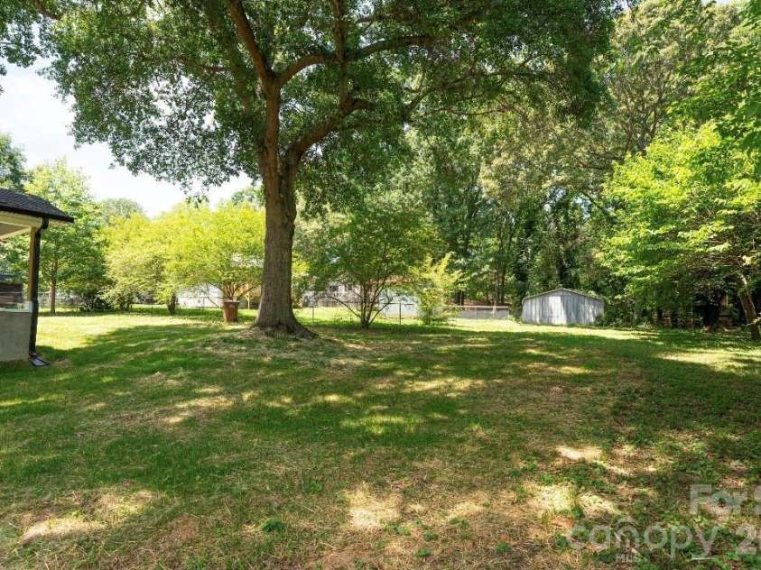 209 East Dixon Street, Lincolnton, NC 28092.  MLS# CAR4390313, YatesRealty ID 28700. 