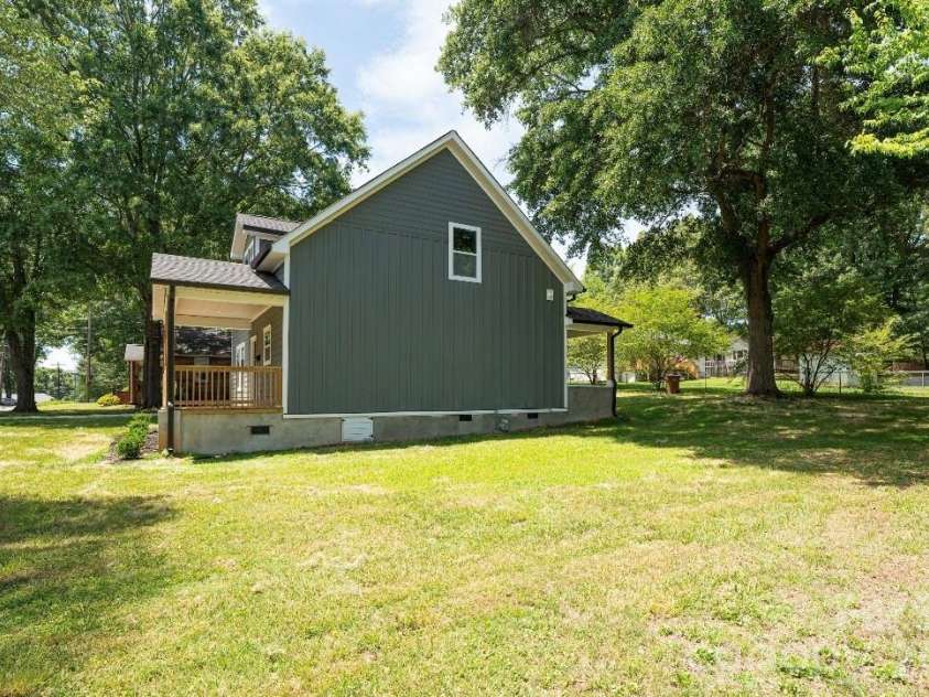 209 East Dixon Street, Lincolnton, NC 28092.  MLS# CAR4390313, YatesRealty ID 28700. 