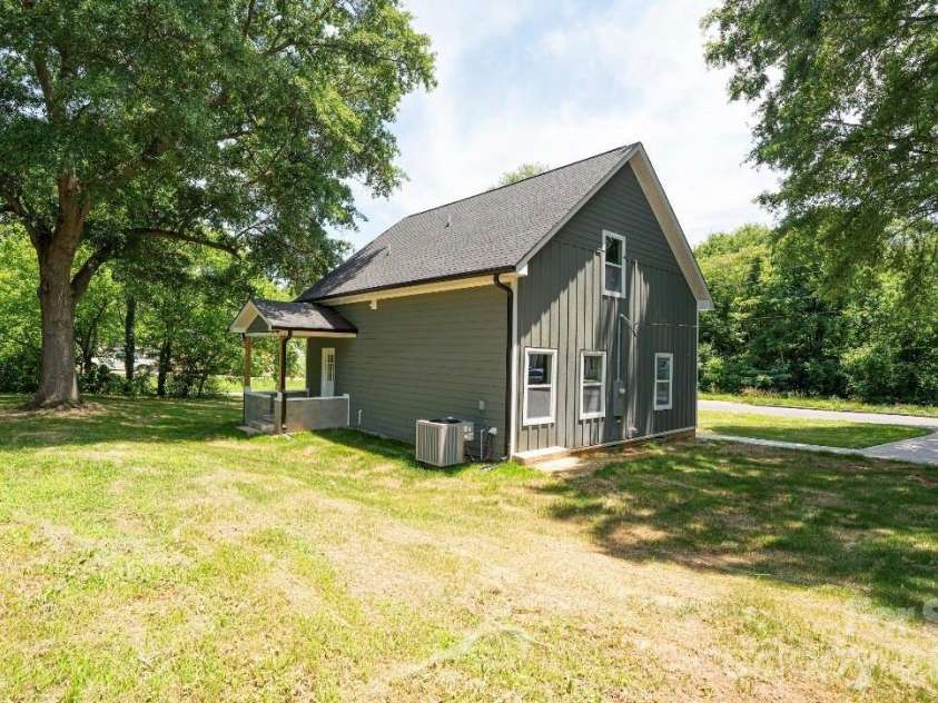 209 East Dixon Street, Lincolnton, NC 28092.  MLS# CAR4390313, YatesRealty ID 28700. 
