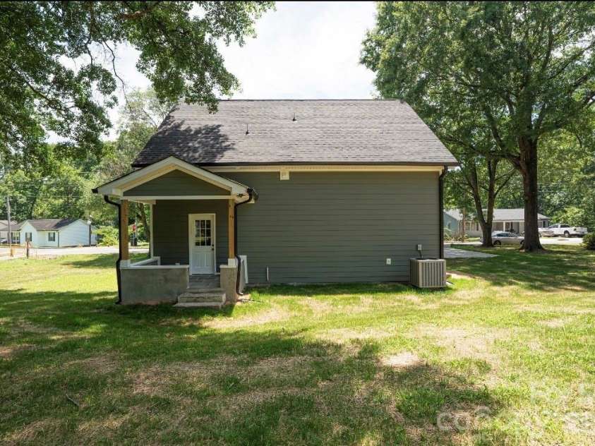 209 East Dixon Street, Lincolnton, NC 28092.  MLS# CAR4390313, YatesRealty ID 28700. 