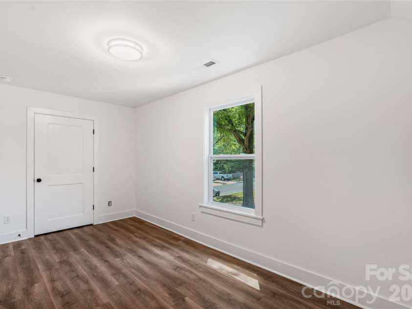 209 East Dixon Street, Lincolnton, NC 28092.  MLS# CAR4390313, YatesRealty ID 28700. 