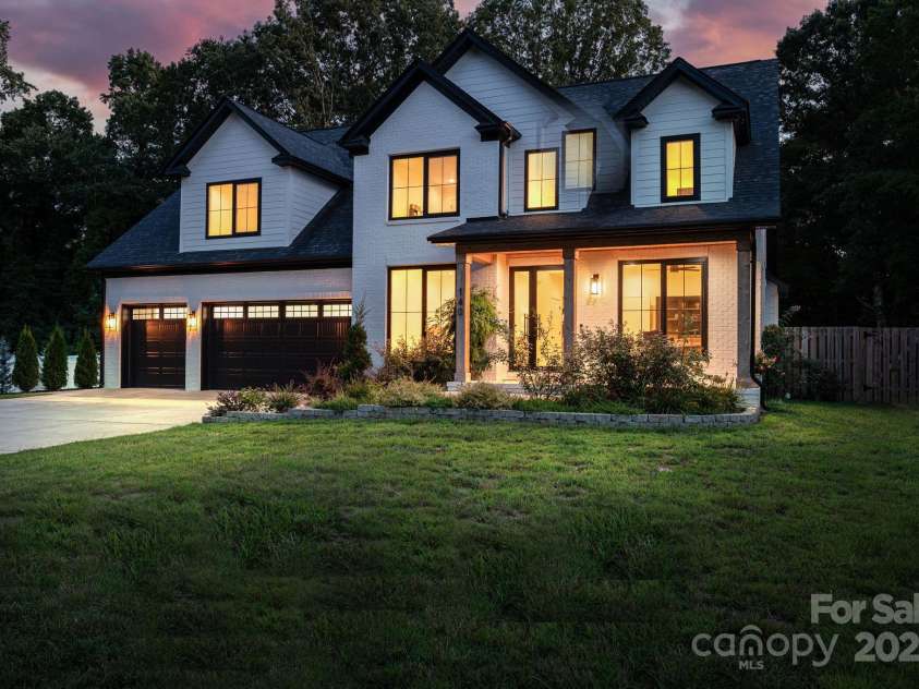 140 Robin Road, Lincolnton, NC 28092.  MLS# CAR4269447, YatesRealty ID 28701. 