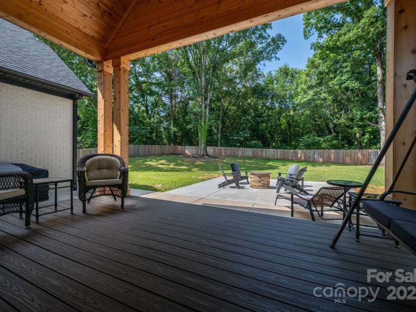 140 Robin Road, Lincolnton, NC 28092.  MLS# CAR4269447, YatesRealty ID 28701. 