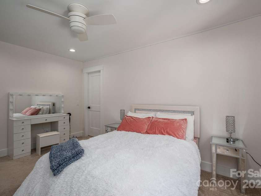 140 Robin Road, Lincolnton, NC 28092.  MLS# CAR4269447, YatesRealty ID 28701. 