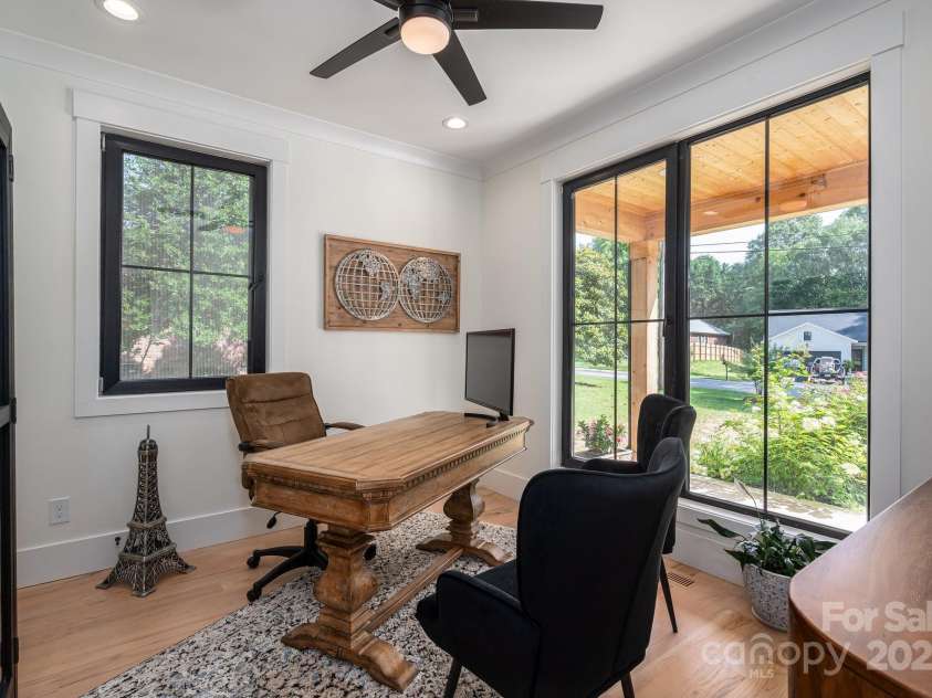 140 Robin Road, Lincolnton, NC 28092.  MLS# CAR4269447, YatesRealty ID 28701. 