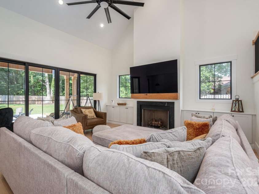 140 Robin Road, Lincolnton, NC 28092.  MLS# CAR4269447, YatesRealty ID 28701. 