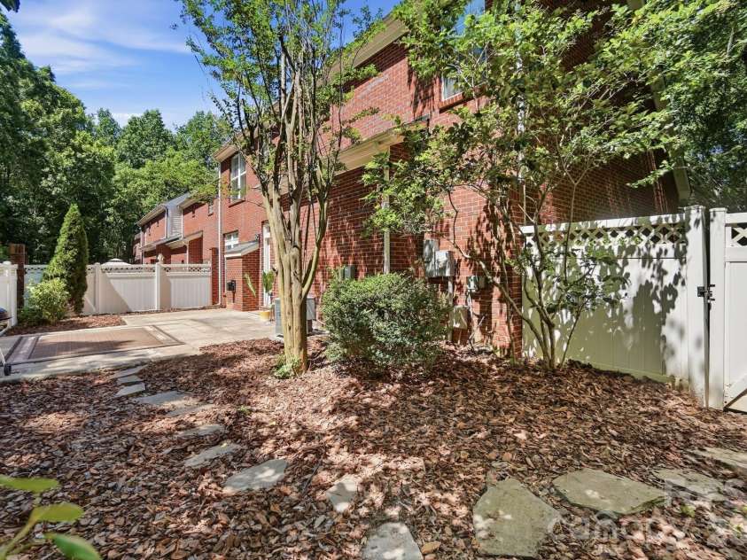 10412 Berkeley Woods Lane, Charlotte, NC 28277.  MLS# CAR4384926, YatesRealty ID 28703. 