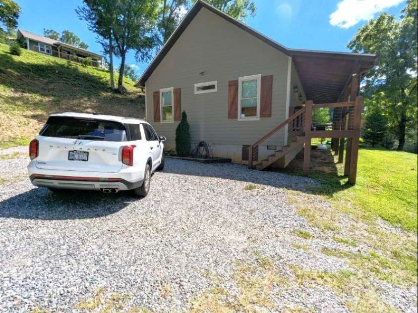 10 Rio Bravo Drive, Sylva, NC 28779.  MLS# CAR4296478, YatesRealty ID 2871. Parking on side and in back