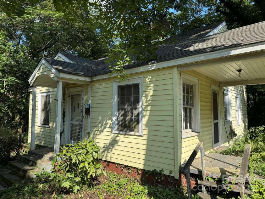 1909 Garibaldi Avenue, Charlotte, NC 28208.  MLS# CAR4285168, YatesRealty ID 28712. 