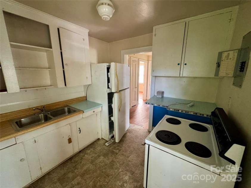 1909 Garibaldi Avenue, Charlotte, NC 28208.  MLS# CAR4285168, YatesRealty ID 28712. 
