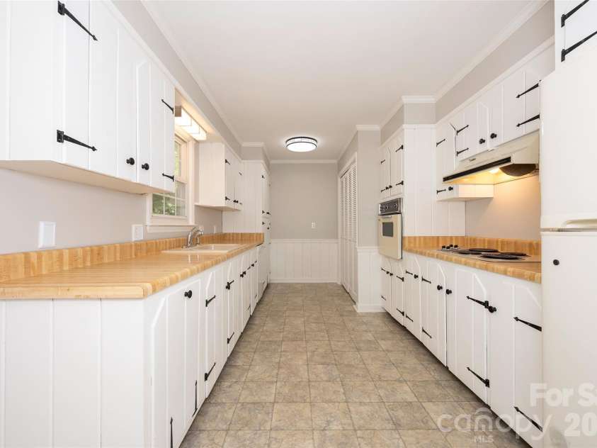 6175 La Crosse Court, Clemmons, NC 27012.  MLS# CAR4387613, YatesRealty ID 28712. 
