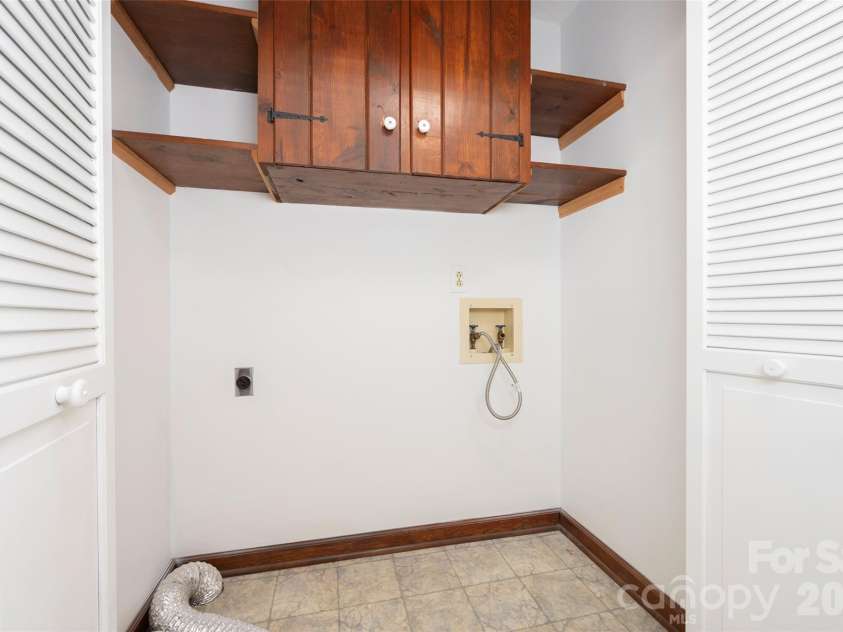 6175 La Crosse Court, Clemmons, NC 27012.  MLS# CAR4387613, YatesRealty ID 28712. 