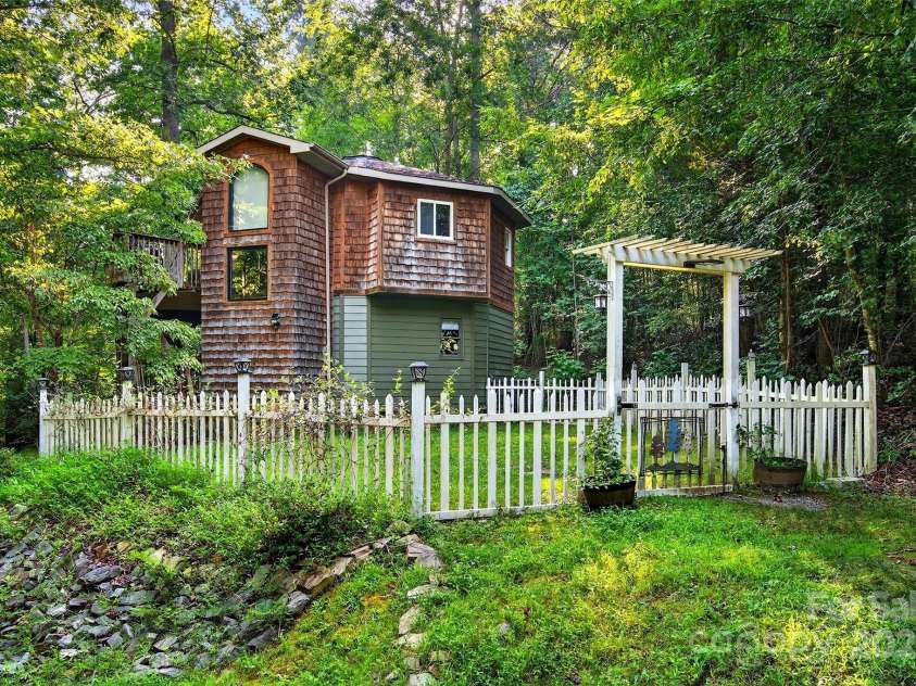 83 Cascades Parkway, Nebo, NC 28761.  MLS# CAR4281759, YatesRealty ID 28713. 