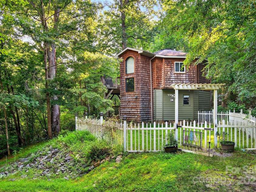 83 Cascades Parkway, Nebo, NC 28761.  MLS# CAR4281759, YatesRealty ID 28713. 