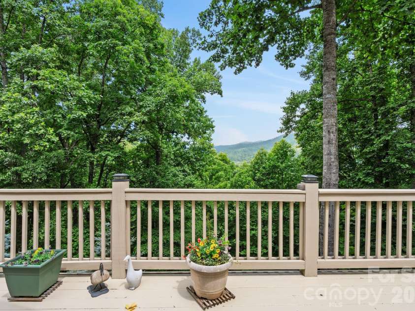 522 Silver Hawk Lane, Weaverville, NC 28787.  MLS# CAR4389288, YatesRealty ID 28715. 