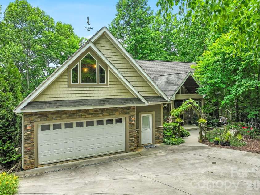 522 Silver Hawk Lane, Weaverville, NC 28787.  MLS# CAR4389288, YatesRealty ID 28715. 
