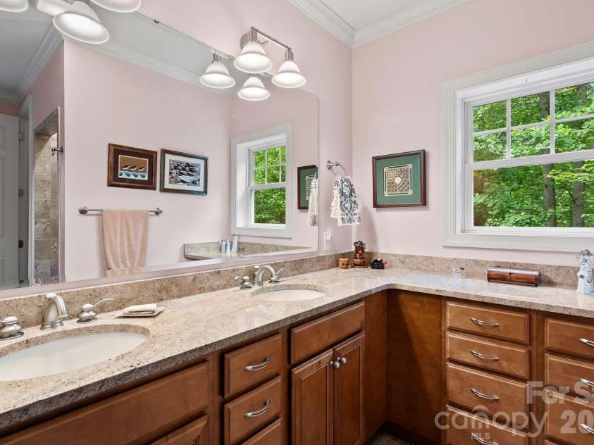 522 Silver Hawk Lane, Weaverville, NC 28787.  MLS# CAR4389288, YatesRealty ID 28715. Primary bath