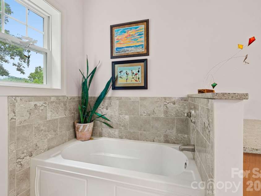 522 Silver Hawk Lane, Weaverville, NC 28787.  MLS# CAR4389288, YatesRealty ID 28715. Primary bath