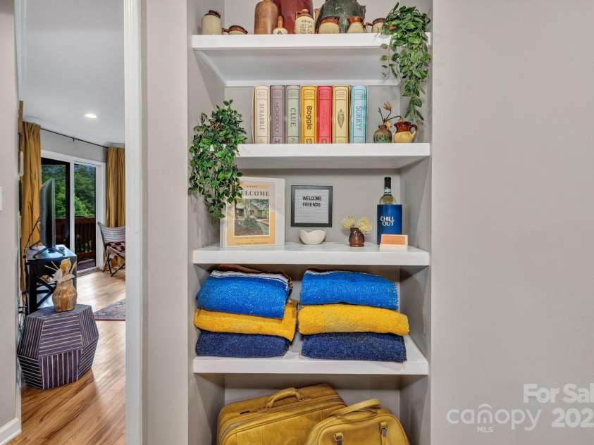 99 Margaret Drive, Leicester, NC 28748.  MLS# CAR4286012, YatesRealty ID 28717. 