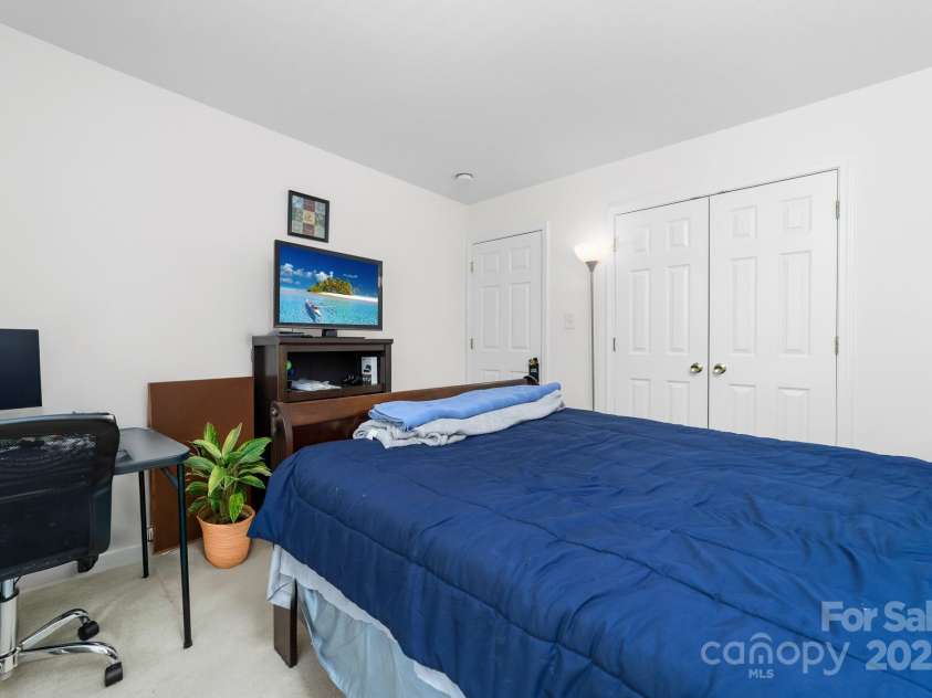 4313 Eaves Lane, Charlotte, NC 28215.  MLS# CAR4285033, YatesRealty ID 28718. 