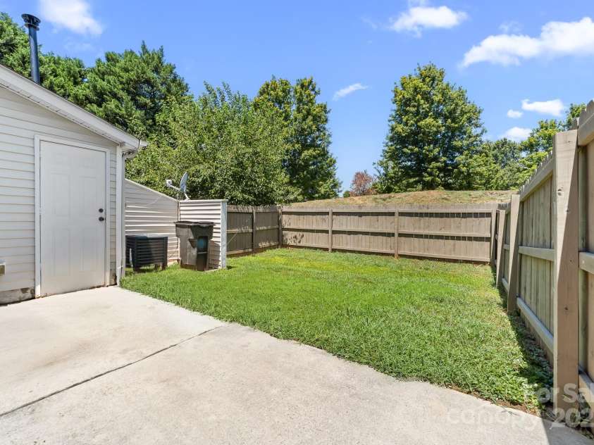 4313 Eaves Lane, Charlotte, NC 28215.  MLS# CAR4285033, YatesRealty ID 28718. 