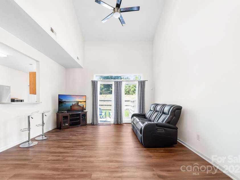 4313 Eaves Lane, Charlotte, NC 28215.  MLS# CAR4285033, YatesRealty ID 28718. Great Room