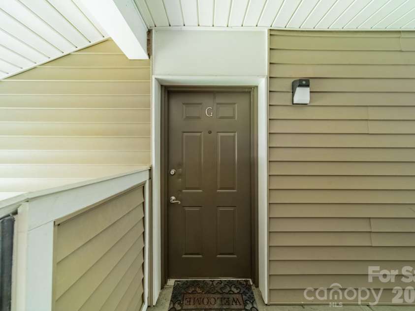 9605 Vinca Circle, Charlotte, NC 28213.  MLS# CAR4385047, YatesRealty ID 28719. Covered front entry