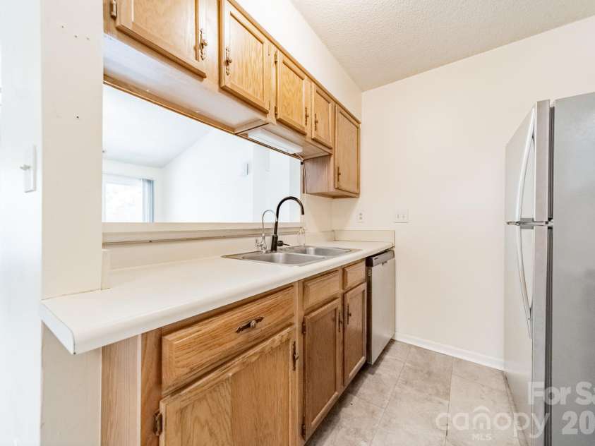 9605 Vinca Circle, Charlotte, NC 28213.  MLS# CAR4385047, YatesRealty ID 28719. Kitchen with breakfast bar pass-through