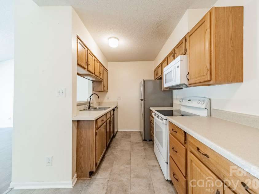 9605 Vinca Circle, Charlotte, NC 28213.  MLS# CAR4385047, YatesRealty ID 28719. Kitchen with stainless steel appliances