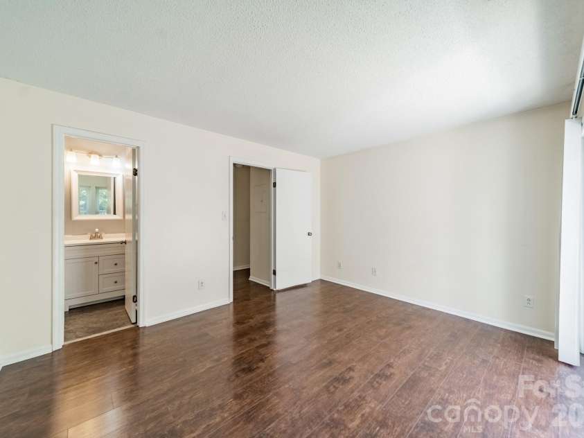 9605 Vinca Circle, Charlotte, NC 28213.  MLS# CAR4385047, YatesRealty ID 28719. Primary bedroom with en-suite bath access