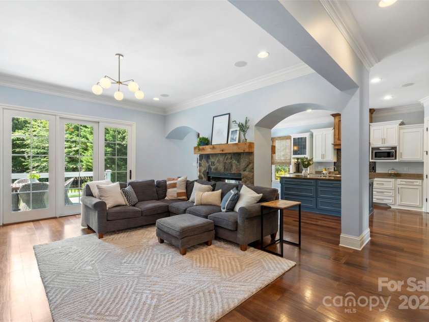 6132 Sharon Road, Charlotte, NC 28210.  MLS# CAR4259288, YatesRealty ID 28720. 