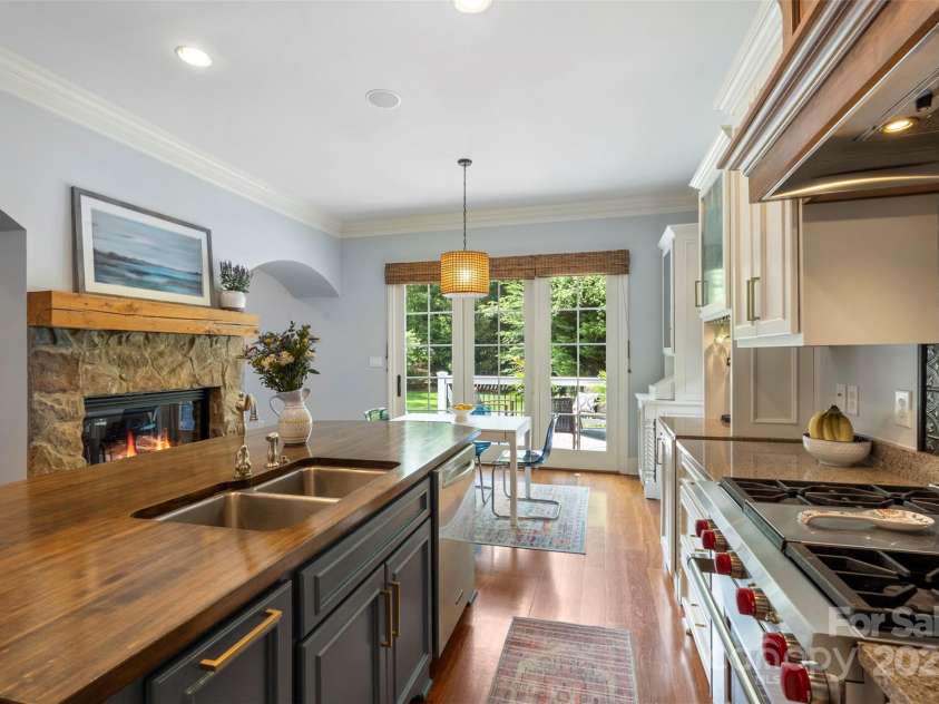 6132 Sharon Road, Charlotte, NC 28210.  MLS# CAR4259288, YatesRealty ID 28720. 