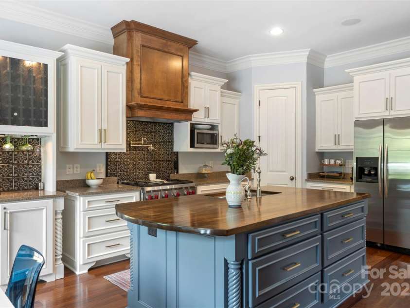 6132 Sharon Road, Charlotte, NC 28210.  MLS# CAR4259288, YatesRealty ID 28720. 