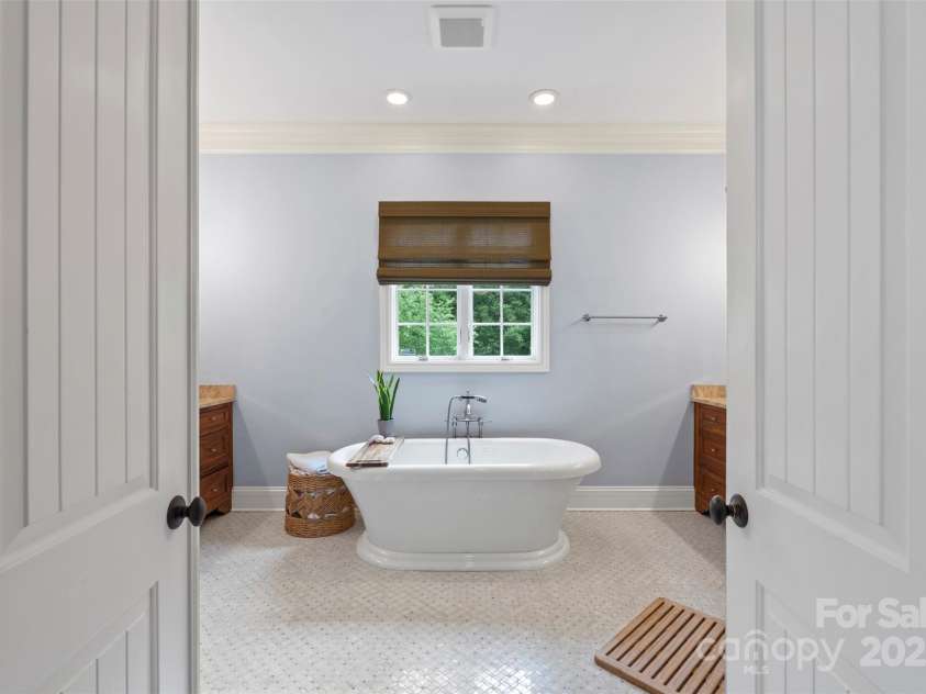 6132 Sharon Road, Charlotte, NC 28210.  MLS# CAR4259288, YatesRealty ID 28720. 
