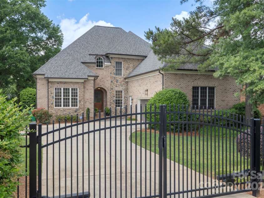 6132 Sharon Road, Charlotte, NC 28210.  MLS# CAR4259288, YatesRealty ID 28720. 