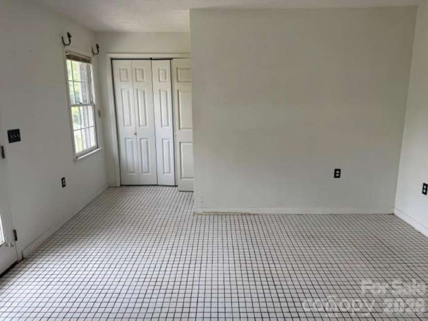 1764 Spurgeon Road, Hickory, NC 28602.  MLS# CAR4390819, YatesRealty ID 28725. 