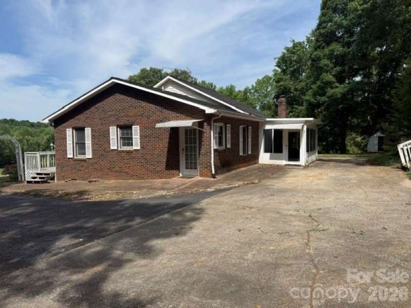1764 Spurgeon Road, Hickory, NC 28602.  MLS# CAR4390819, YatesRealty ID 28725. 