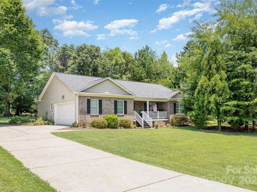 551 Sand Trap Drive, York, SC 29745.  MLS# CAR4274001, YatesRealty ID 28726. 