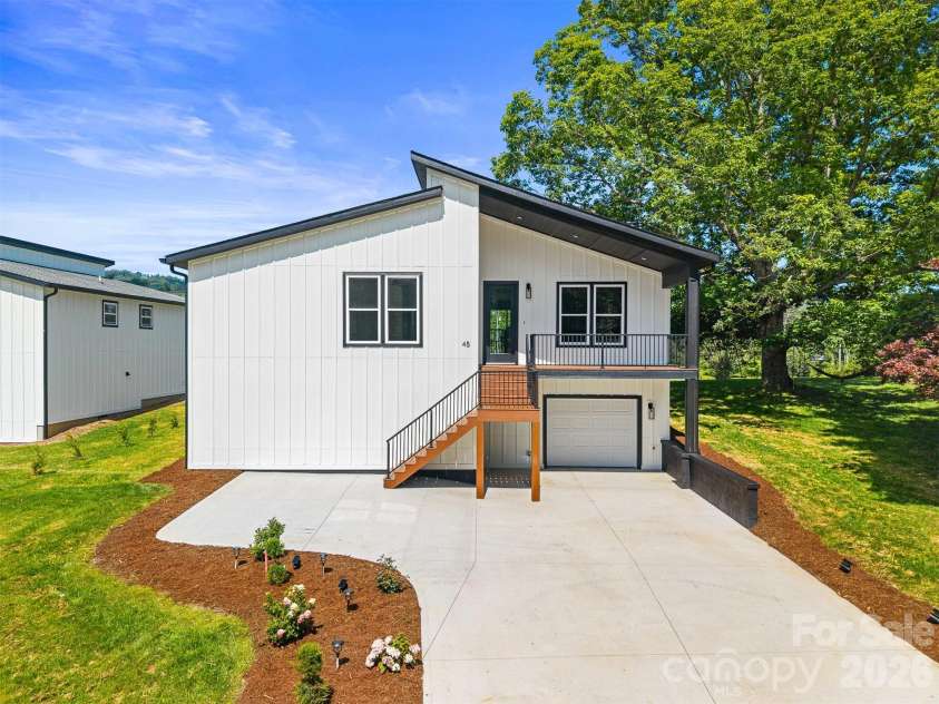 45 Klimovych Road, Hendersonville, NC 28792.  MLS# CAR4390237, YatesRealty ID 28727. 
